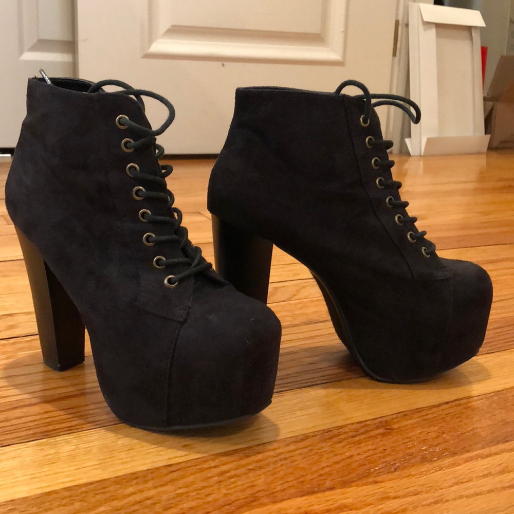 BLACK HEELED BOOTS